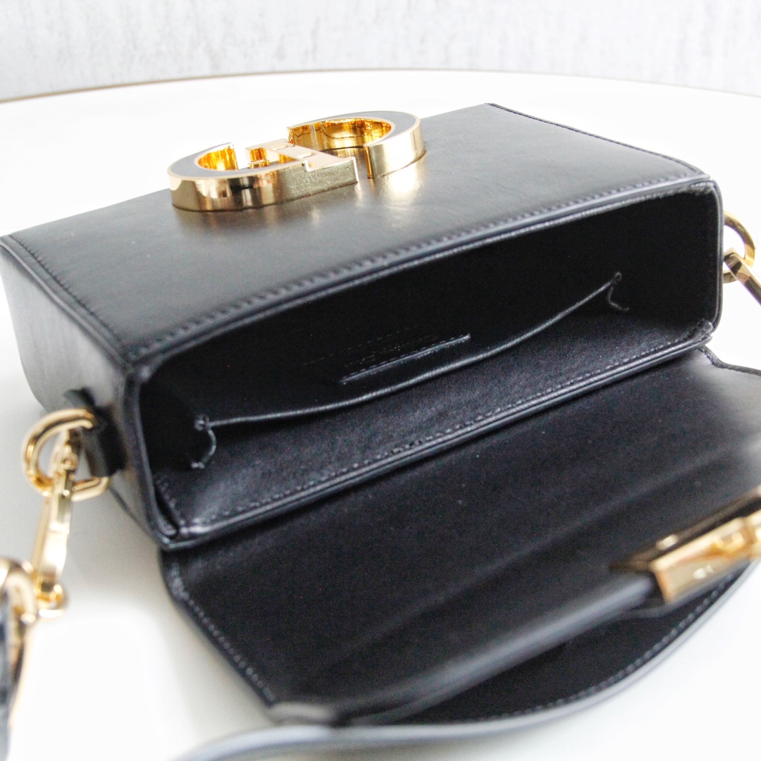 30 Montaigne Box Bag Black Box Calfskin